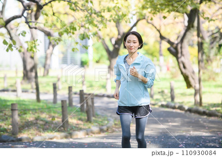 ジョギングをする女性 110930084