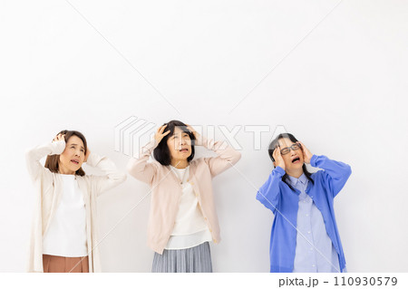 悩むシニア女性　 110930579