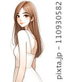 振り返る女性 110930582