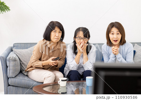 テレビ観戦　応援　興奮 110930586