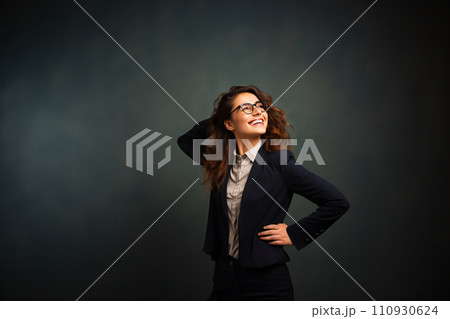 若い女性のビジネスウーマンが希望と期待がある様子 若い女性のビジネスウーマンが希望と期待がある様子 110930624