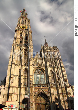 西ヨーロッパのベルギー アントワープ　世界遺産「ベルギーとフランスの鐘楼群」のノートルダム大聖堂 110930688