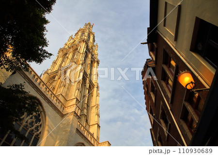 西ヨーロッパのベルギー アントワープ　世界遺産「ベルギーとフランスの鐘楼群」のノートルダム大聖堂 110930689