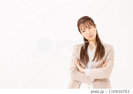 ビジネス　女性　ポートレート　悩む 110930763