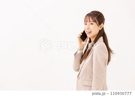 女性　ビジネス　スマートフォン 110930777