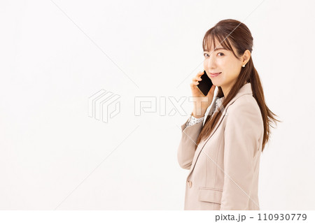 女性　ビジネス　スマートフォン 110930779
