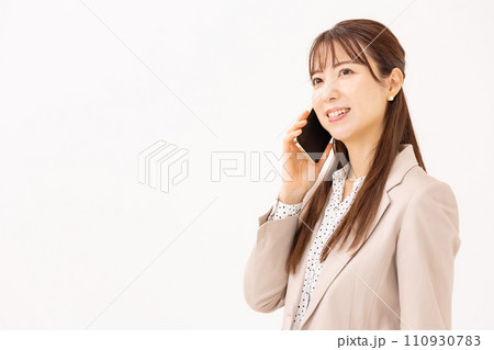女性　ビジネス　スマートフォン 110930783