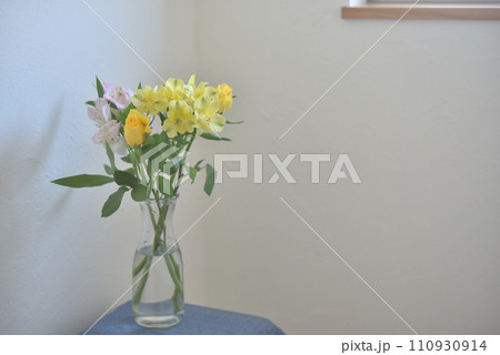 窓辺の花 アルストロメリアとバラ 窓辺の花 アルストロメリアとバラ 110930914