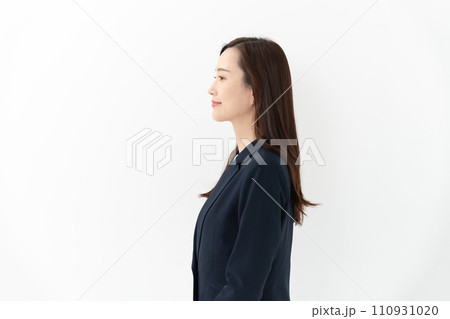 ビジネス　女性　ロングヘア 110931020