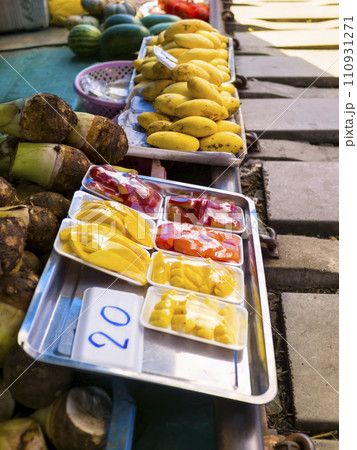 タイ メークロン市場 Talad Rom Hub (Mae Klong Train Market) タイ メークロン市場 Talad Rom Hub (Mae Klong Train Market) 110931271