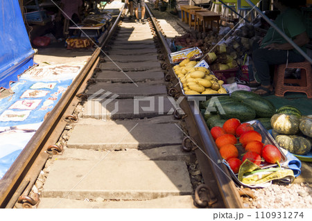 タイ メークロン市場 Talad Rom Hub (Mae Klong Train Market) 110931274