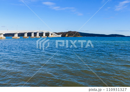 能登半島・冬の七尾湾と能登島大橋の絶景 110931327