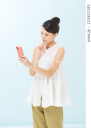 スマホを持tte女性 スマホを持tte女性 110931385