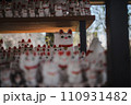 神社に奉納された猫の置物 神社に奉納された猫の置物 110931482