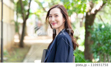 振り向くスーツの女性 振り向くスーツの女性 110931758