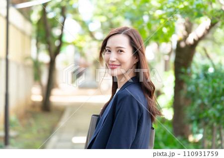 振り向くスーツの女性 110931759