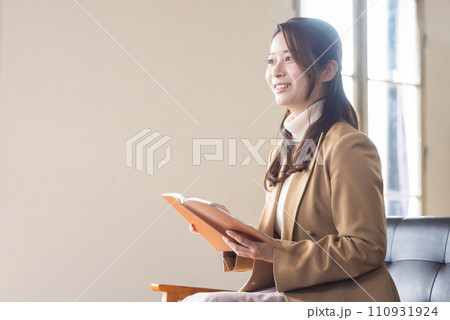 手帳を持つビジネスウーマン 110931924