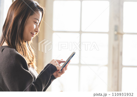 スマホを見る女性 スマホを見る女性 110931932