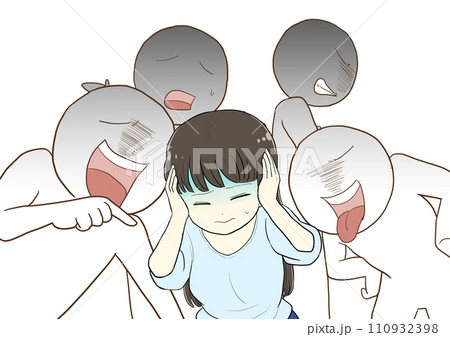 誹謗中傷されて耳をふさぐ女性 110932398