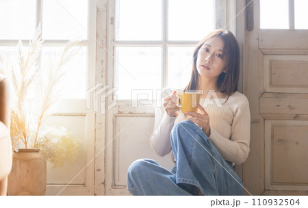 窓際でコーヒーを飲む女性 窓際でコーヒーを飲む女性 110932504