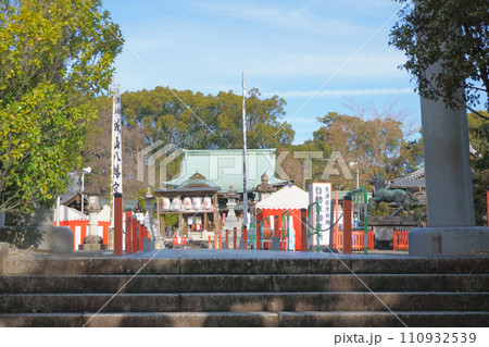 城山八幡宮(恋の三社巡り)拝殿へ向かう境内3 城山八幡宮(恋の三社巡り)拝殿へ向かう境内3 110932539