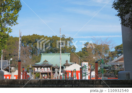 城山八幡宮（恋の三社巡り）拝殿へ向かう境内2 110932540
