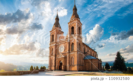 夕日を浴びる教会 110932580