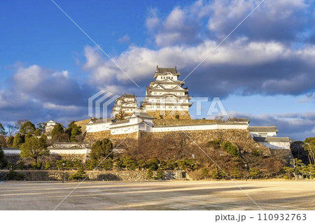 夕暮れの国宝姫路城 大天守 兵庫県姫路市 夕暮れの国宝姫路城 大天守 兵庫県姫路市 110932763