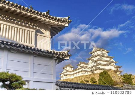 夕暮れの国宝姫路城　大天守と菱の門　兵庫県姫路市 110932789