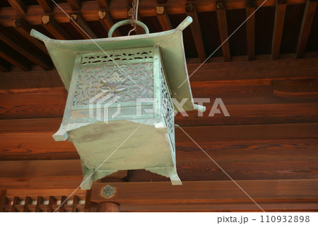 城山八幡宮(恋の三社巡り)吊り灯籠 城山八幡宮(恋の三社巡り)吊り灯籠 110932898