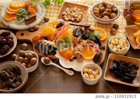 ナッツやドライフルーツのイメージ(1) 110932913