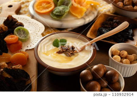 ヨーグルトとドライフルーツ ヨーグルトとドライフルーツ 110932914