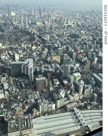 あべのハルカス展望階から望む大阪の街 110933306
