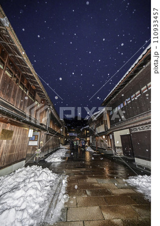 雪景色が美しい冬のひがし茶屋街 110933457