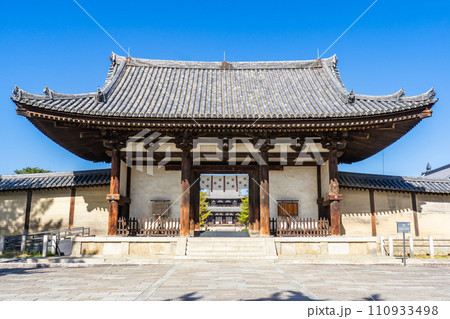 奈良県生駒郡斑鳩町の法隆寺 南大門(国宝) 奈良県生駒郡斑鳩町の法隆寺 南大門(国宝) 110933498