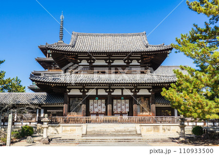 奈良県生駒郡斑鳩町の法隆寺 仁王門と五重塔(国宝) 奈良県生駒郡斑鳩町の法隆寺 仁王門と五重塔(国宝) 110933500