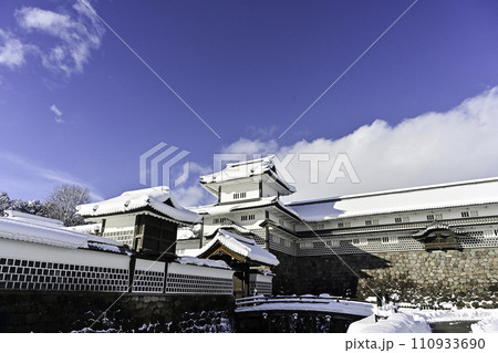 雪景色が美しい金沢城公園 雪景色が美しい金沢城公園 110933690