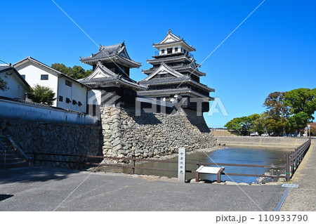 青空と豊前「中津城」の天守閣と大鞁櫓 堀と石垣 青空と豊前「中津城」の天守閣と大鞁櫓 堀と石垣 110933790