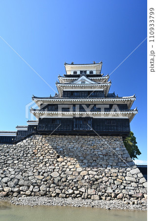 青空と豊前「中津城」の天守閣と大鞁櫓 堀と石垣 青空と豊前「中津城」の天守閣と大鞁櫓 堀と石垣 110933799