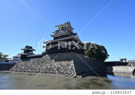 青空と豊前「中津城」の天守閣と大鞁櫓 堀と石垣 青空と豊前「中津城」の天守閣と大鞁櫓 堀と石垣 110933837