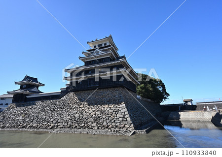 青空と豊前「中津城」の天守閣と大鞁櫓 堀と石垣 青空と豊前「中津城」の天守閣と大鞁櫓 堀と石垣 110933840