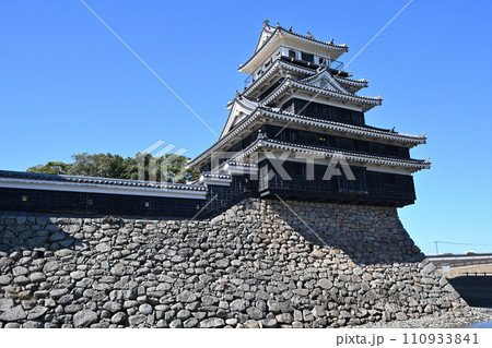青空と豊前「中津城」の天守閣と大鞁櫓 堀と石垣 青空と豊前「中津城」の天守閣と大鞁櫓 堀と石垣 110933841