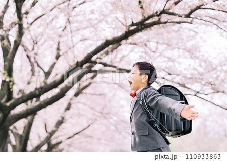 桜と新小学1年生 110933863