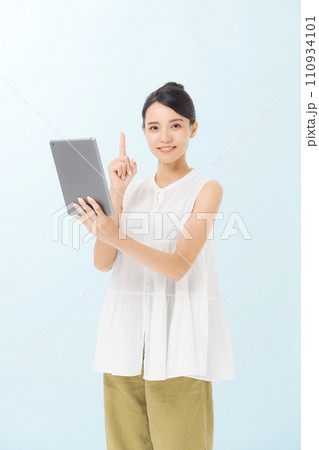 タブレットを操作する女性 タブレットを操作する女性 110934101