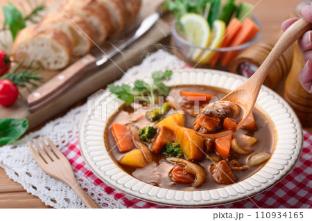 野菜たっぷりのビーフシチュー 110934165