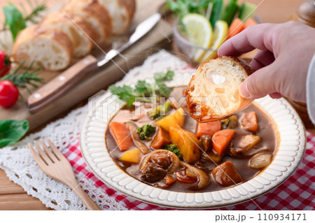 野菜たっぷりのビーフシチュー 110934171