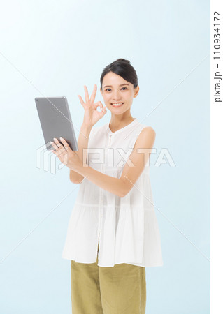 タブレットを操作する女性 110934172