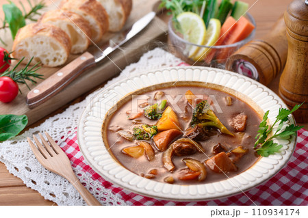 野菜たっぷりのビーフシチュー 野菜たっぷりのビーフシチュー 110934174