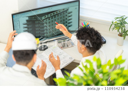 三次元CAD　立体的　3DCG　建築設計　プロジェクト管理　外観　2人 110934238