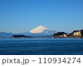 冬の江ノ島と富士山 110934274